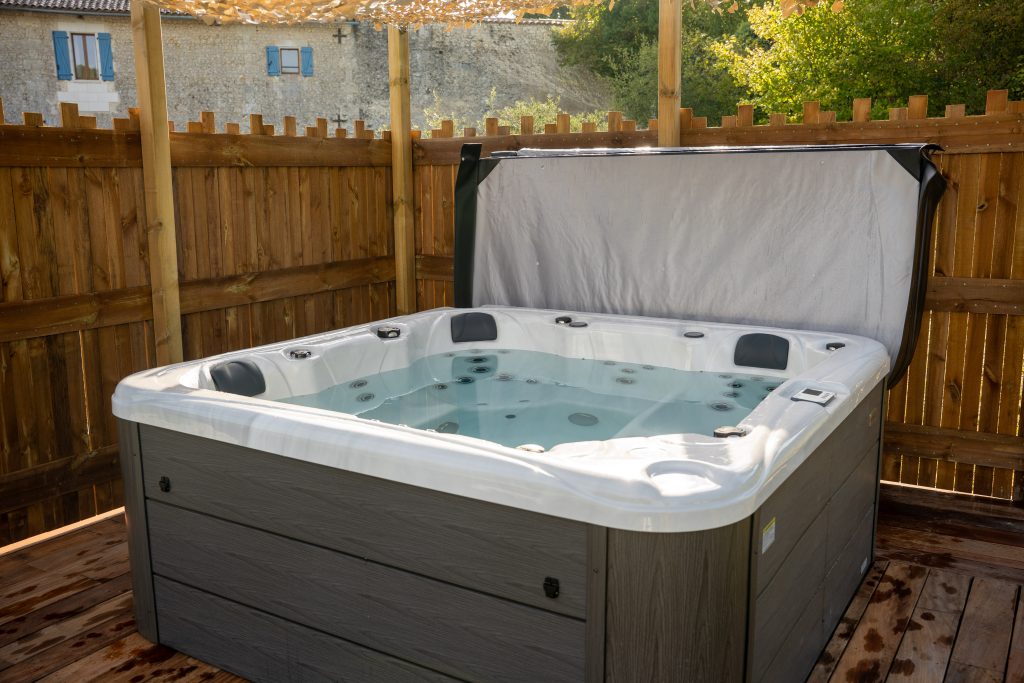 Jacuzzi extérieur du Patio Bleu près d’Aubeterre en Charente, espace bien‑être à disposition des hôtes du gîte et de la maison d’hôtes