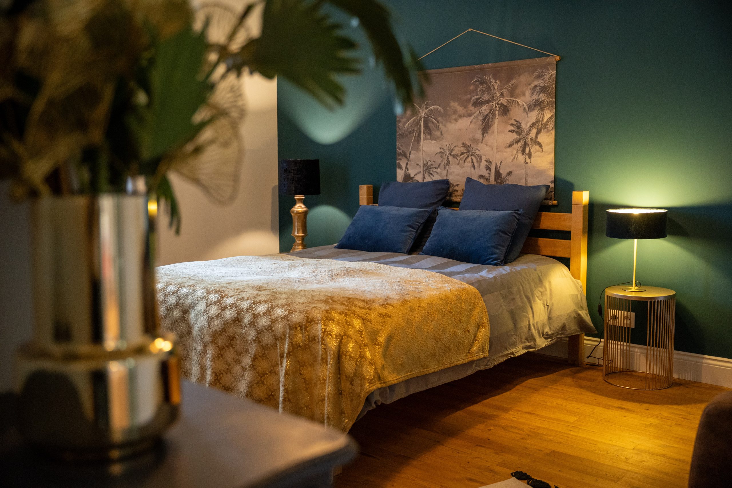 Chambre double élégante de la maison d’hôtes Le Patio Bleu près d’Aubeterre en Charente, décorée en bleu profond