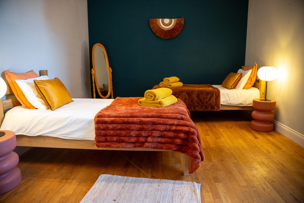 Chambre twin de la maison d’hôtes Le Patio Bleu près d’Aubeterre en Charente, décorée dans un style méditerranéen avec lits simples, linge coloré et ambiance chaleureuse