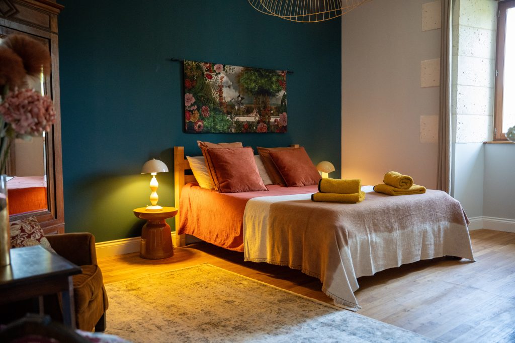 Chambre double élégante de la maison d’hôtes Le Patio Bleu près d’Aubeterre en Charente, décorée en bleu profond