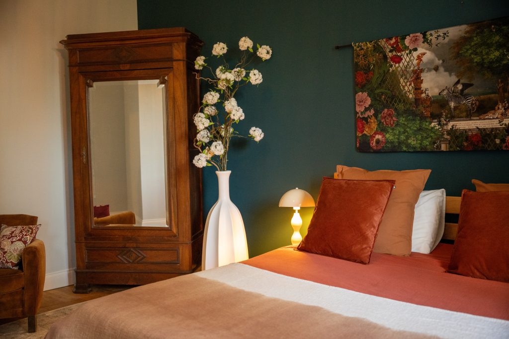 Chambre confortable et chaleureuse de la maison d’hôtes Le Patio Bleu près d’Aubeterre en Charente, décorée avec des tons méditerranéens et du mobilier en bois ancien