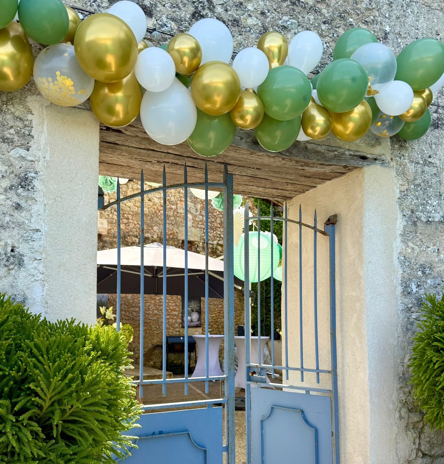 Entrée décorée avec des ballons